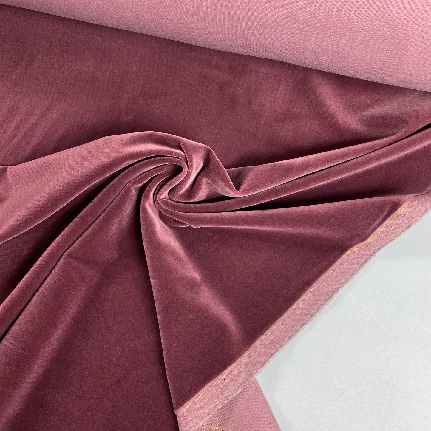 Terciopelo 100% algodón, color rosa viejo.