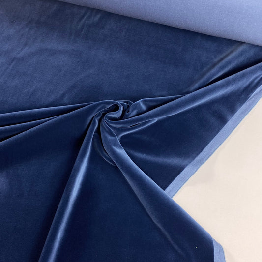Terciopelo 100% algodón en color azul denim.