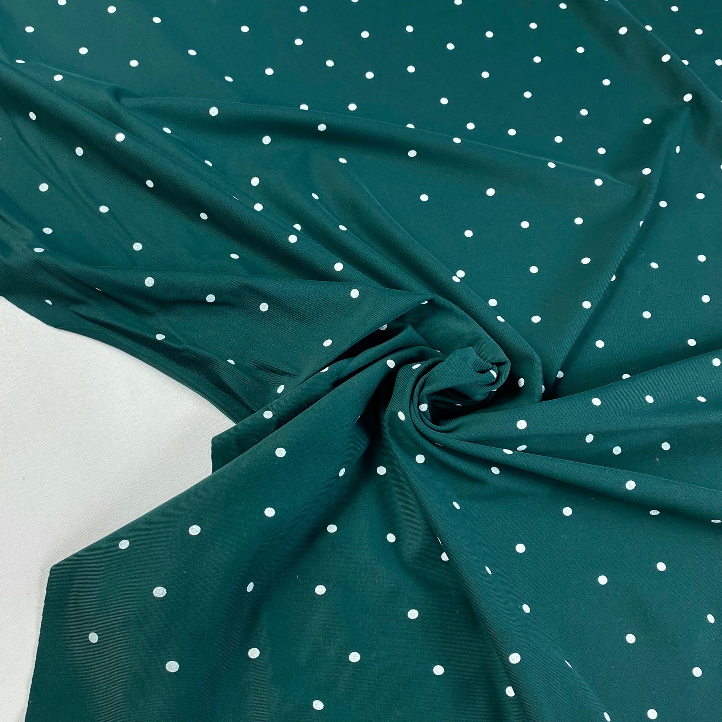 Lycra padrão verde escuro com bolas brancas