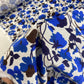 Linho branco com flores azul royal
