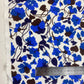 Linho branco com flores azul royal