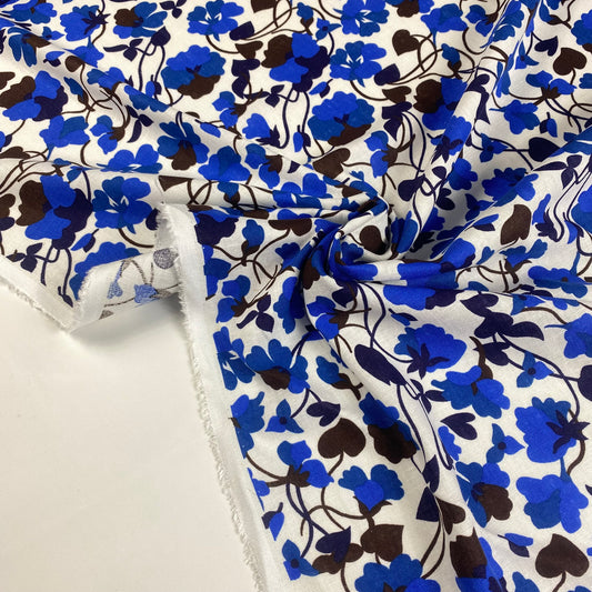 Linho branco com flores azul royal
