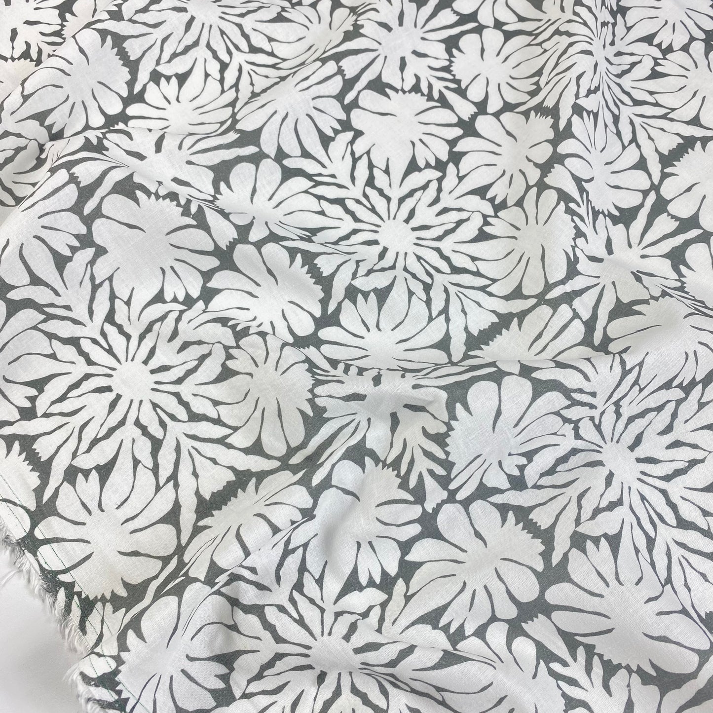 Linho branco com flores cinza