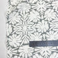 Linho branco com flores cinza