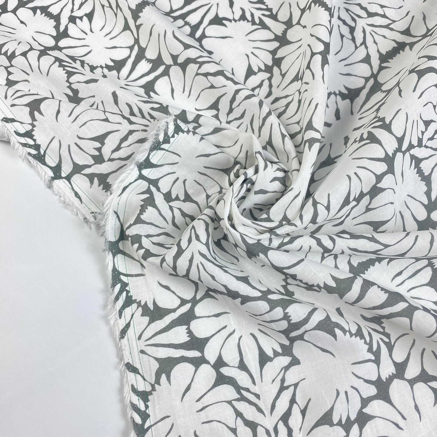 Linho branco com flores cinza