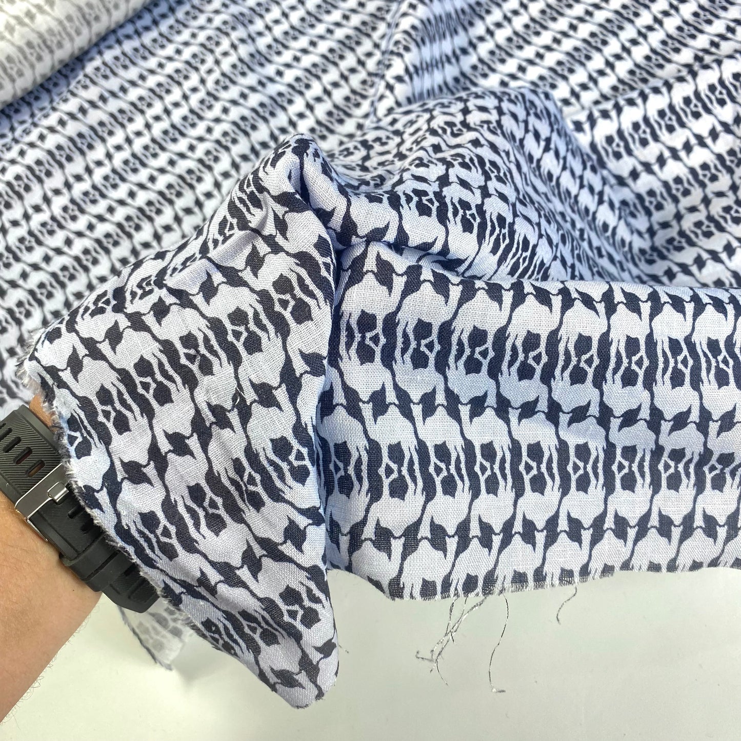 Linho azul bebé com formas azul escuras