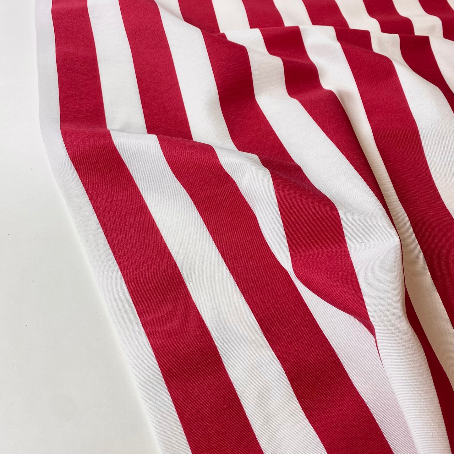 Cinta de rayas rojas