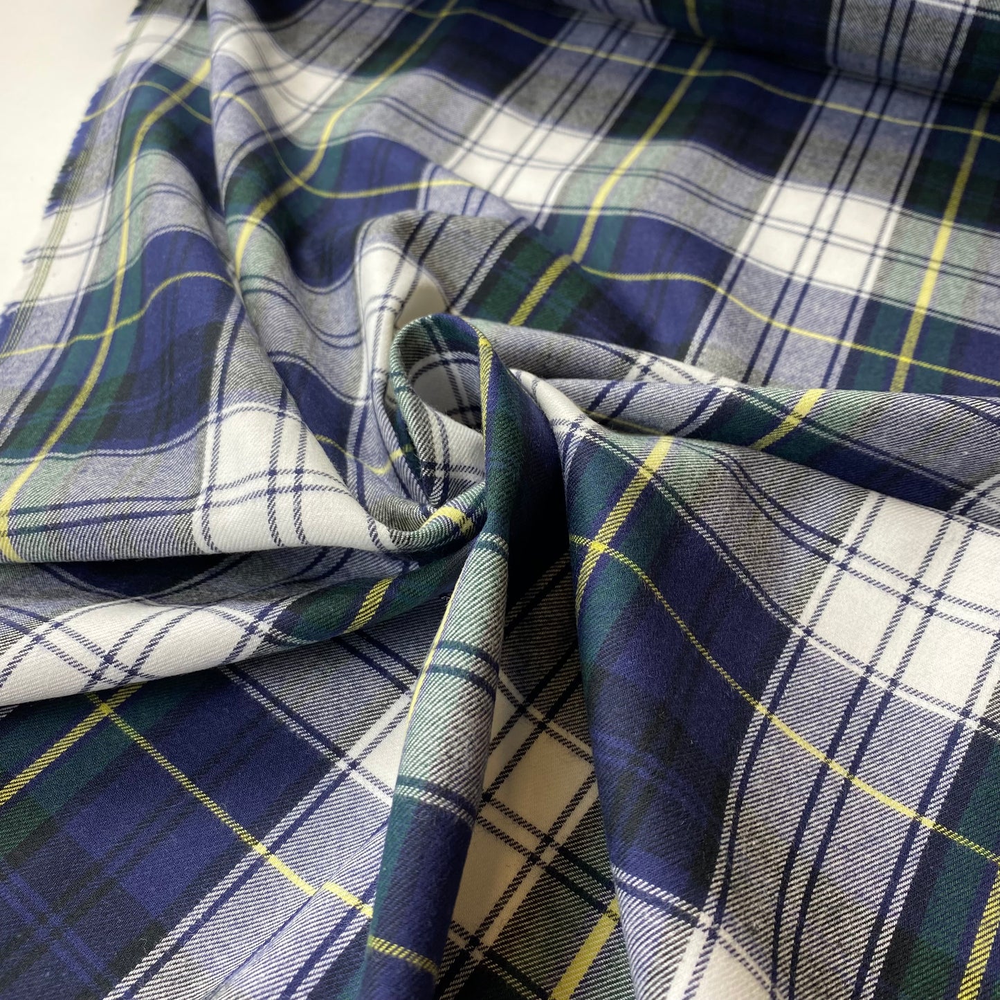 Camisa Vaiela de cuadros en color azul, blanco y verde, con raya amarilla.