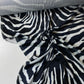 Tejido aterciopelado con estampado de cebra en blanco y negro.