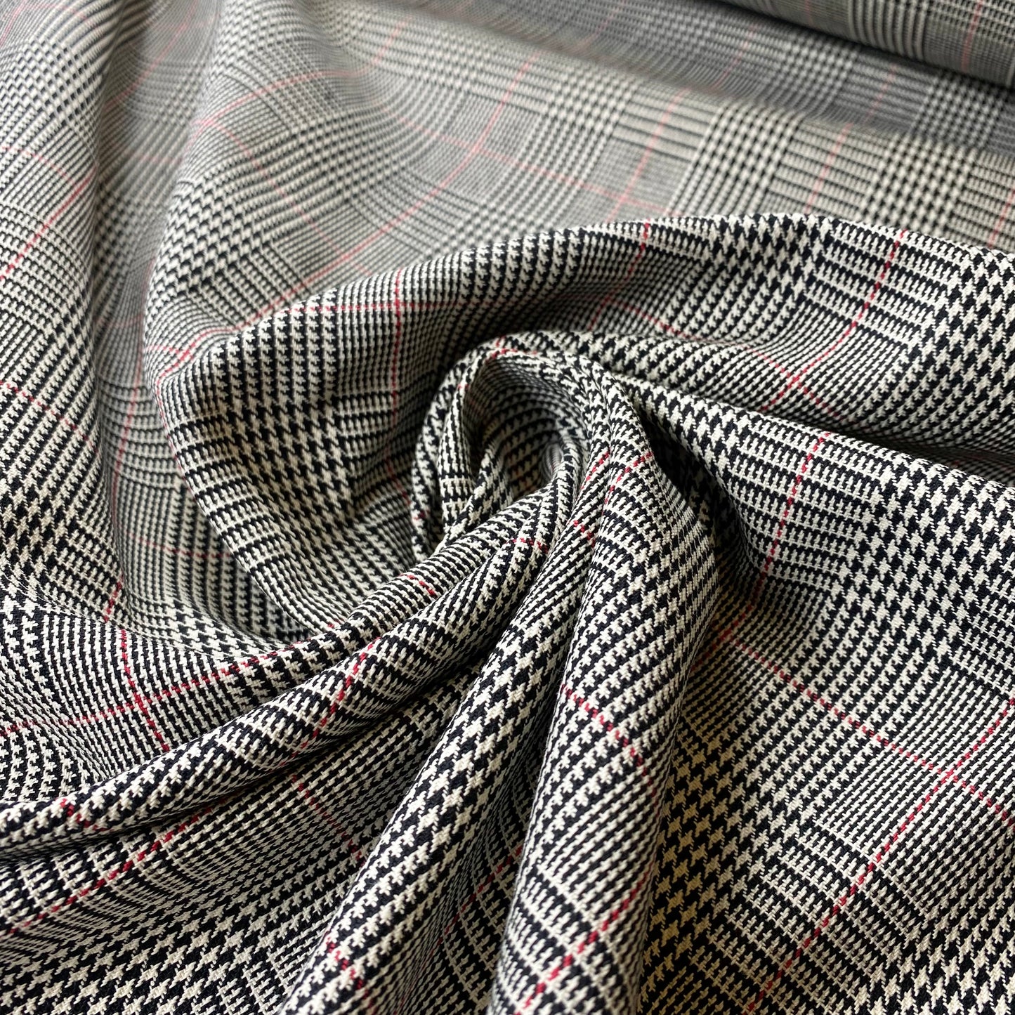 Tartán Príncipe de Gales en blanco y negro con una raya roja.