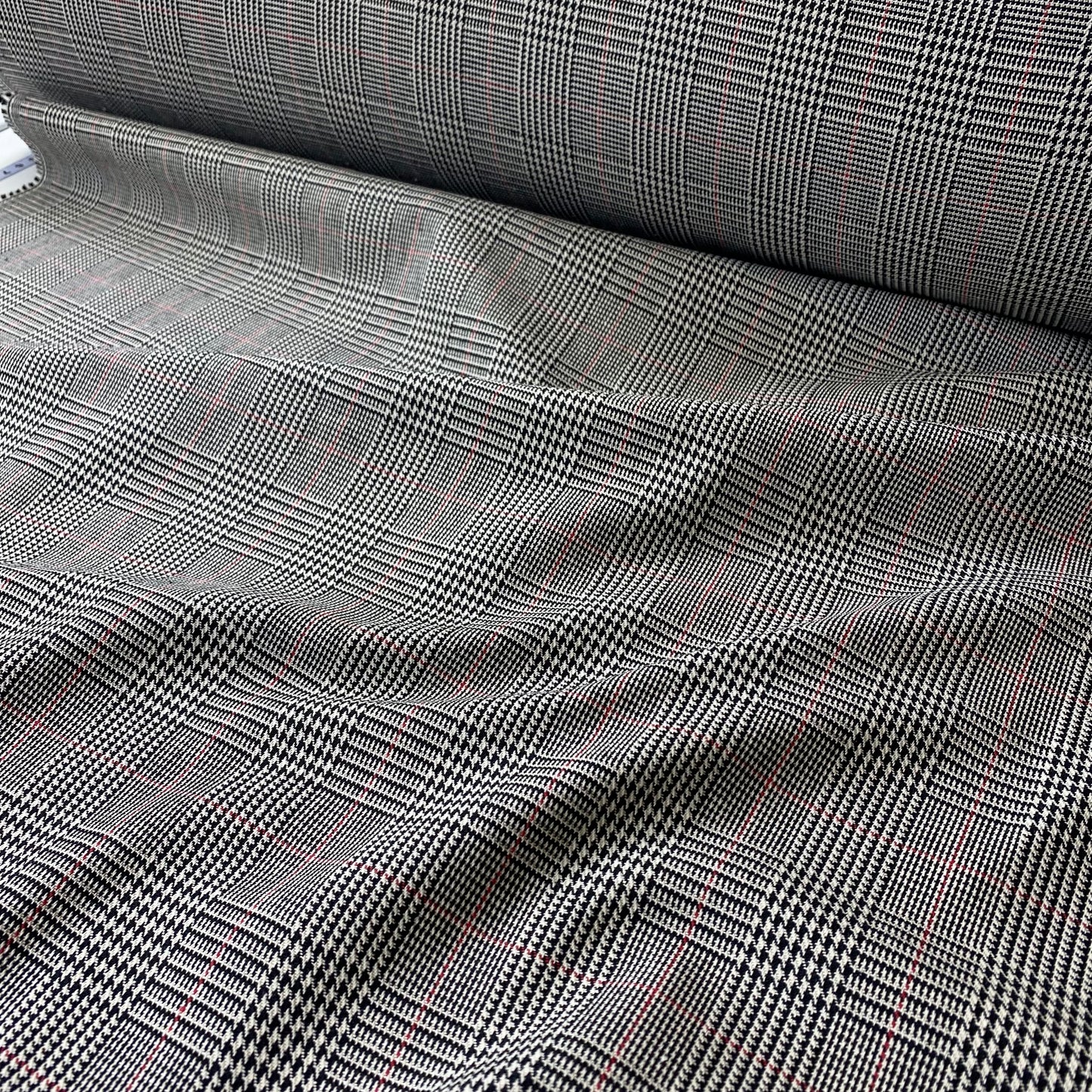 Tartán Príncipe de Gales en blanco y negro con una raya roja.