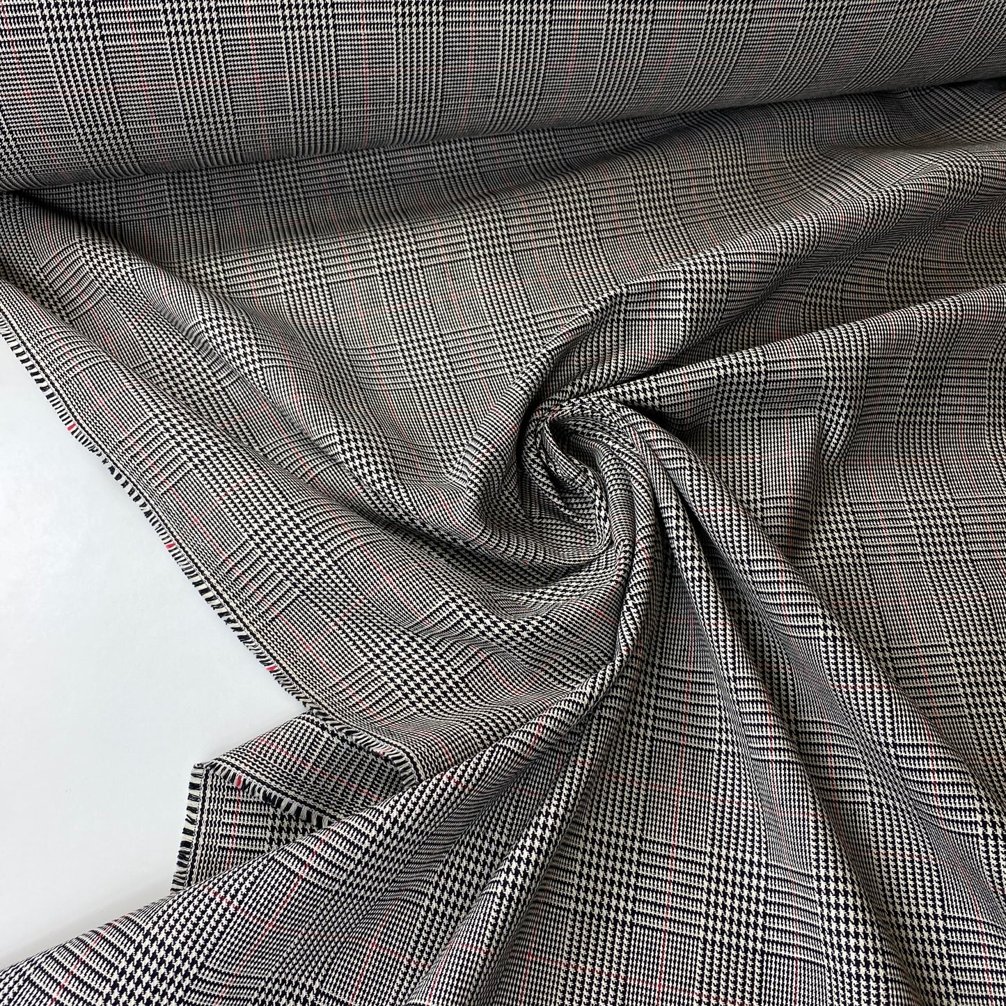 Tartán Príncipe de Gales en blanco y negro con una raya roja.