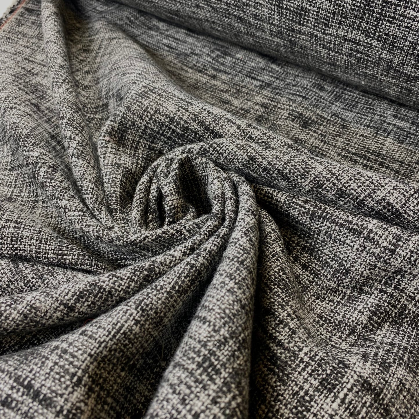 Granja mezclada con negro y gris