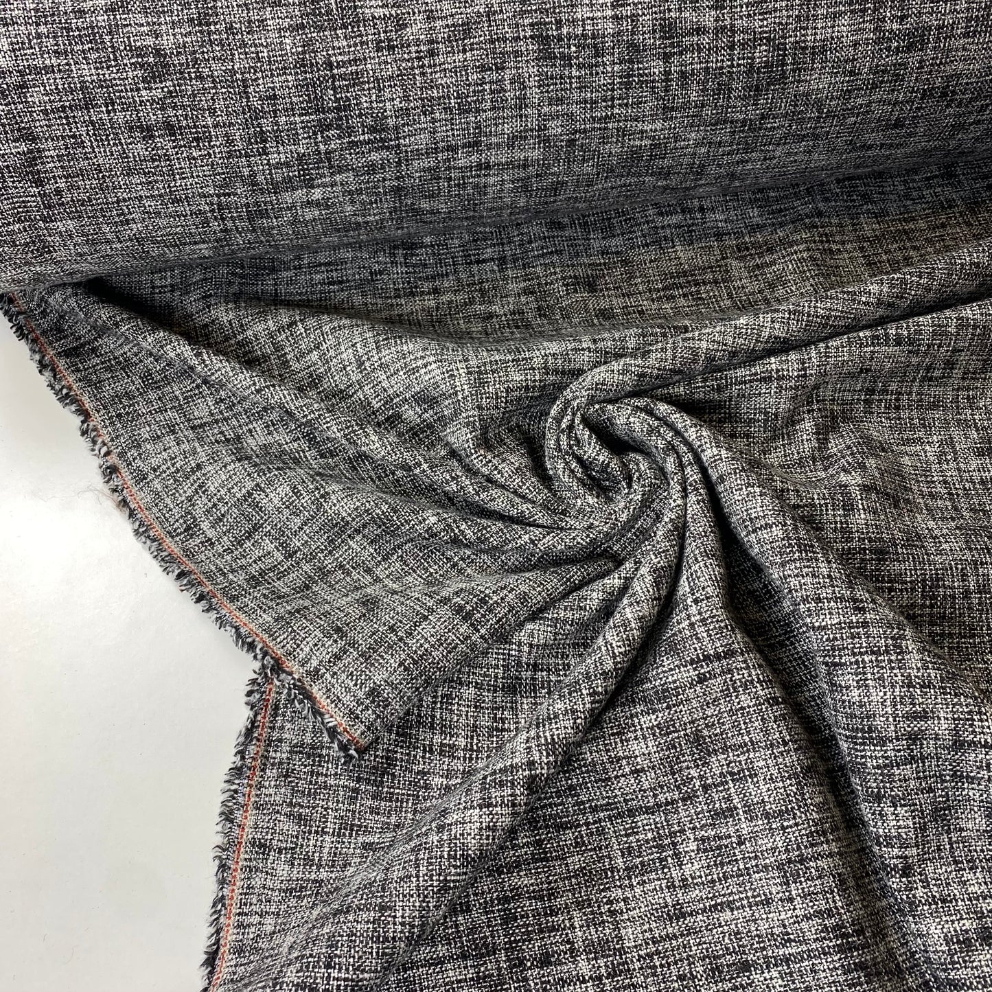 Granja mezclada con negro y gris