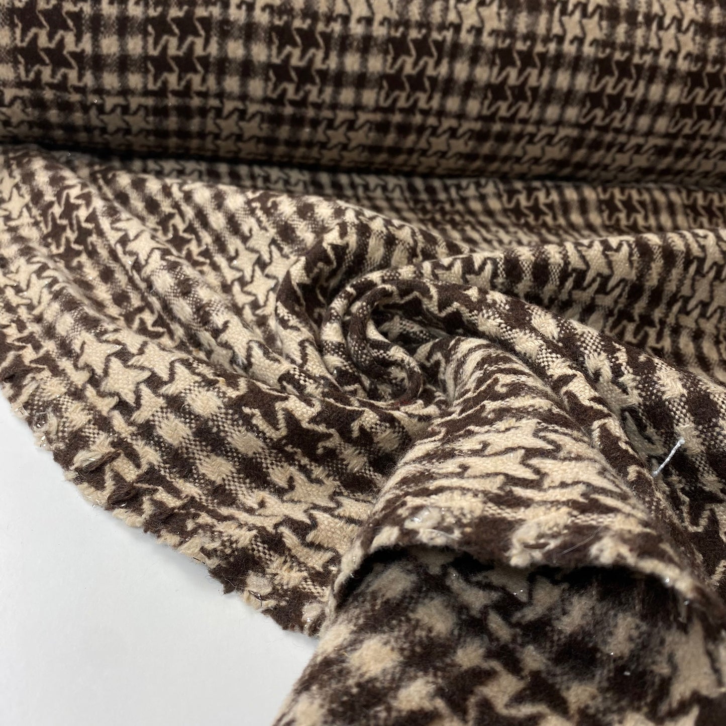 Tweed con estrellas marrones y beige y brillo.