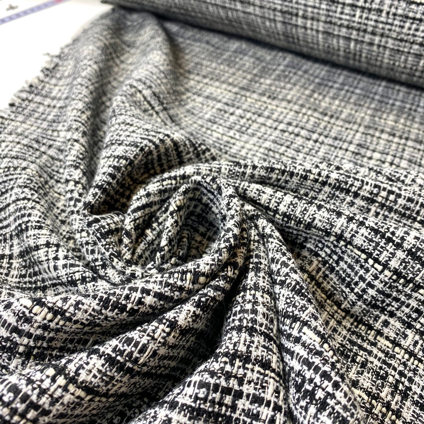 Canal en blanco y negro