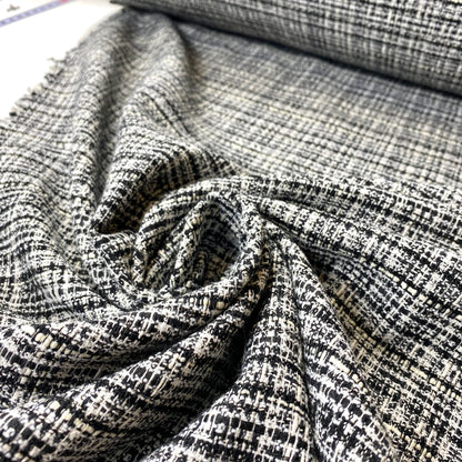 Canal en blanco y negro