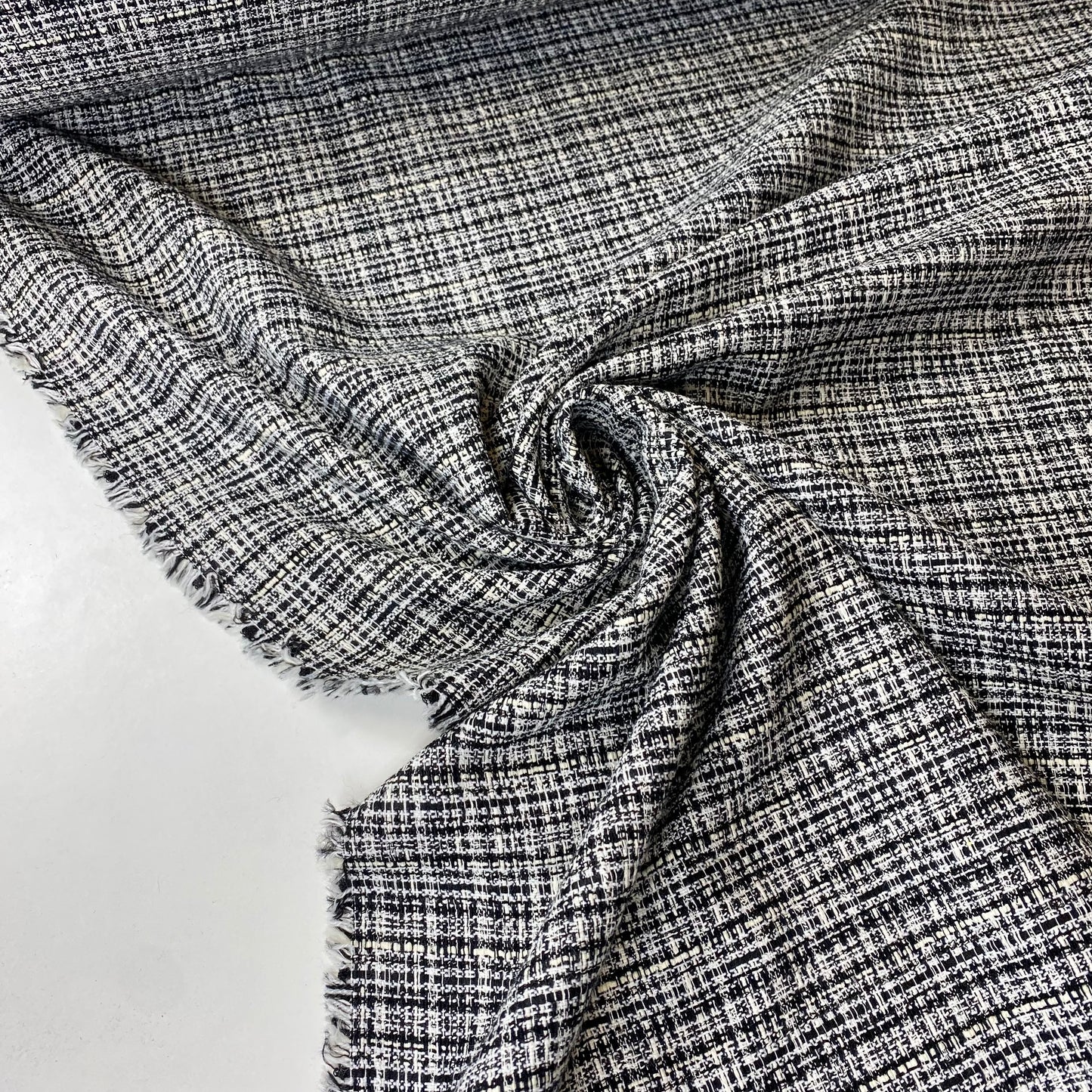 Canal en blanco y negro