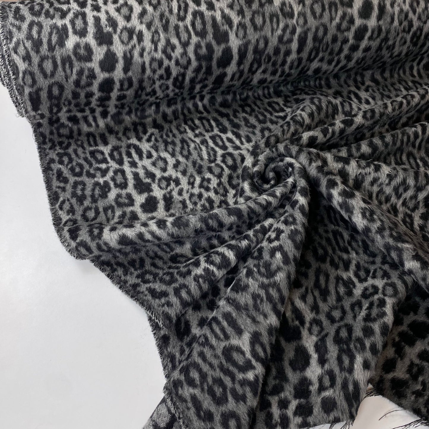 Tejido de punto jacquard con estampado de leopardo gris