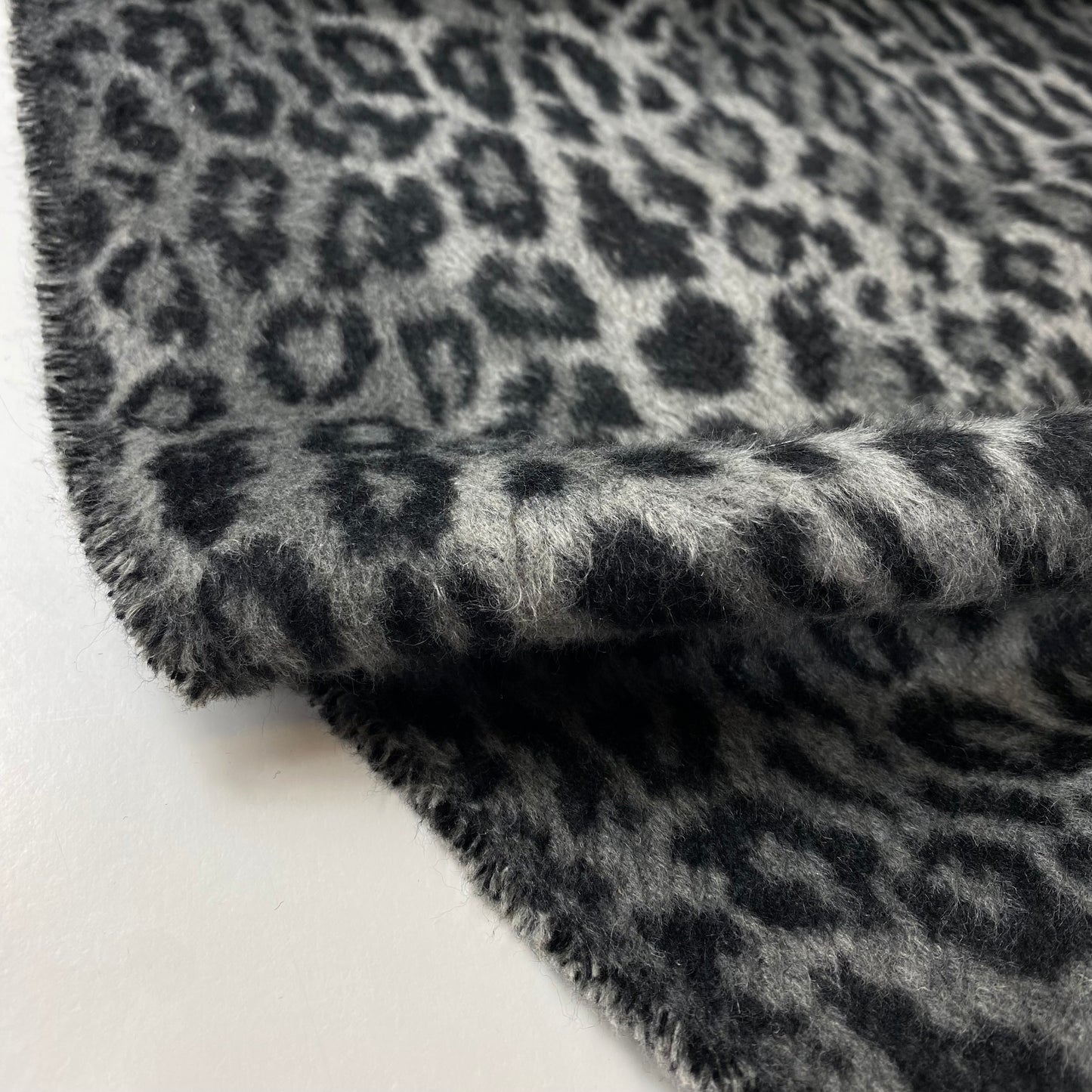 Tejido de punto jacquard con estampado de leopardo gris