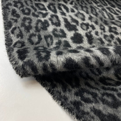 Tejido de punto jacquard con estampado de leopardo gris