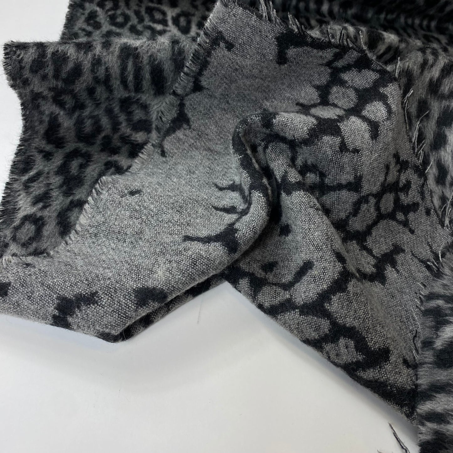 Tejido de punto jacquard con estampado de leopardo gris