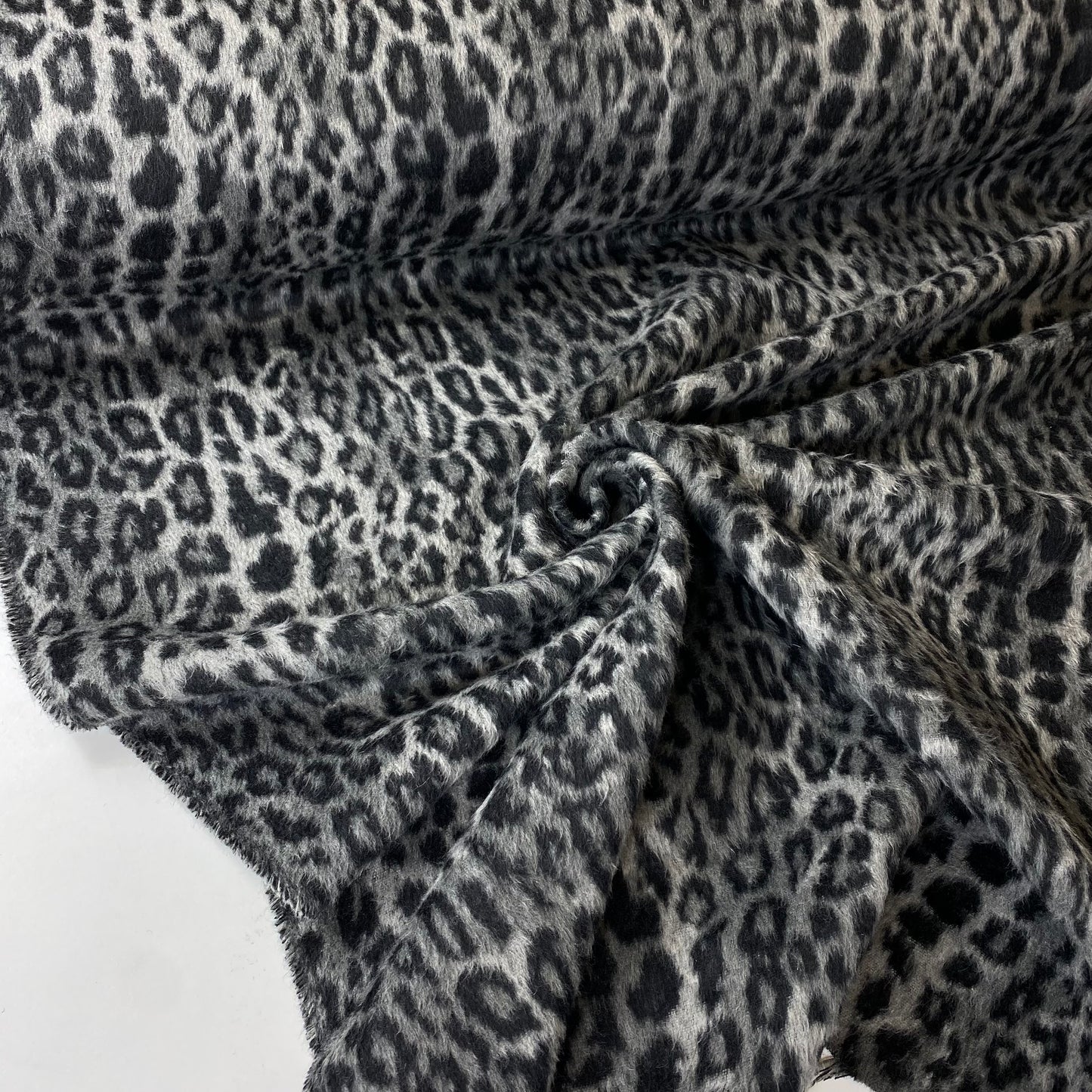 Tejido de punto jacquard con estampado de leopardo gris