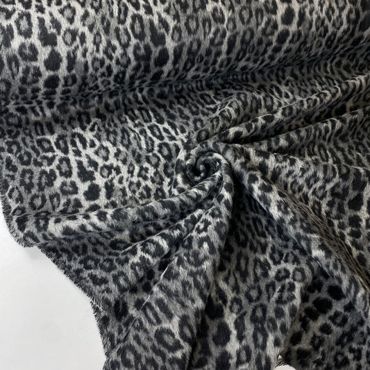 Tejido de punto jacquard con estampado de leopardo gris