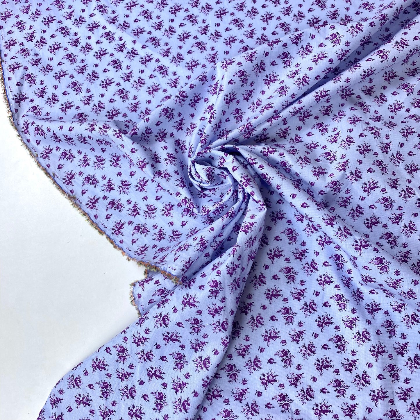Cambray 100% Algodón con Fondo Lila Claro y Flores Moradas