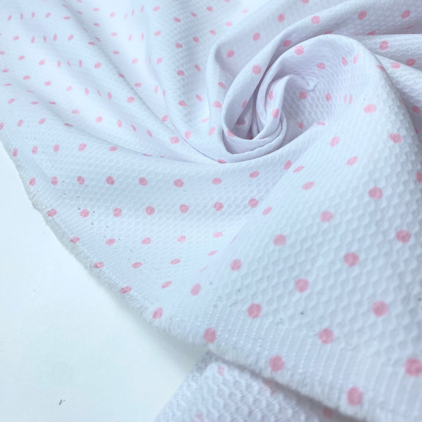 Piquet 100% Algodão Branco Com Bolas Rosa Pequenas