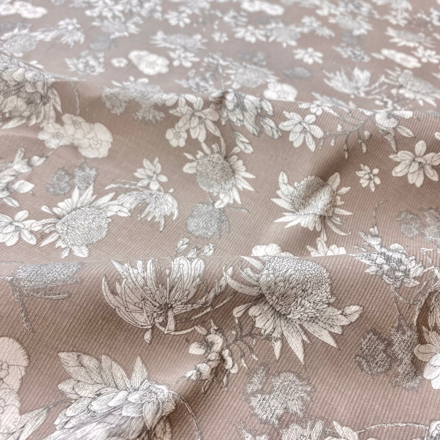 Bombasí 100% Algodón Gris Parduzco Con Flores Blancas