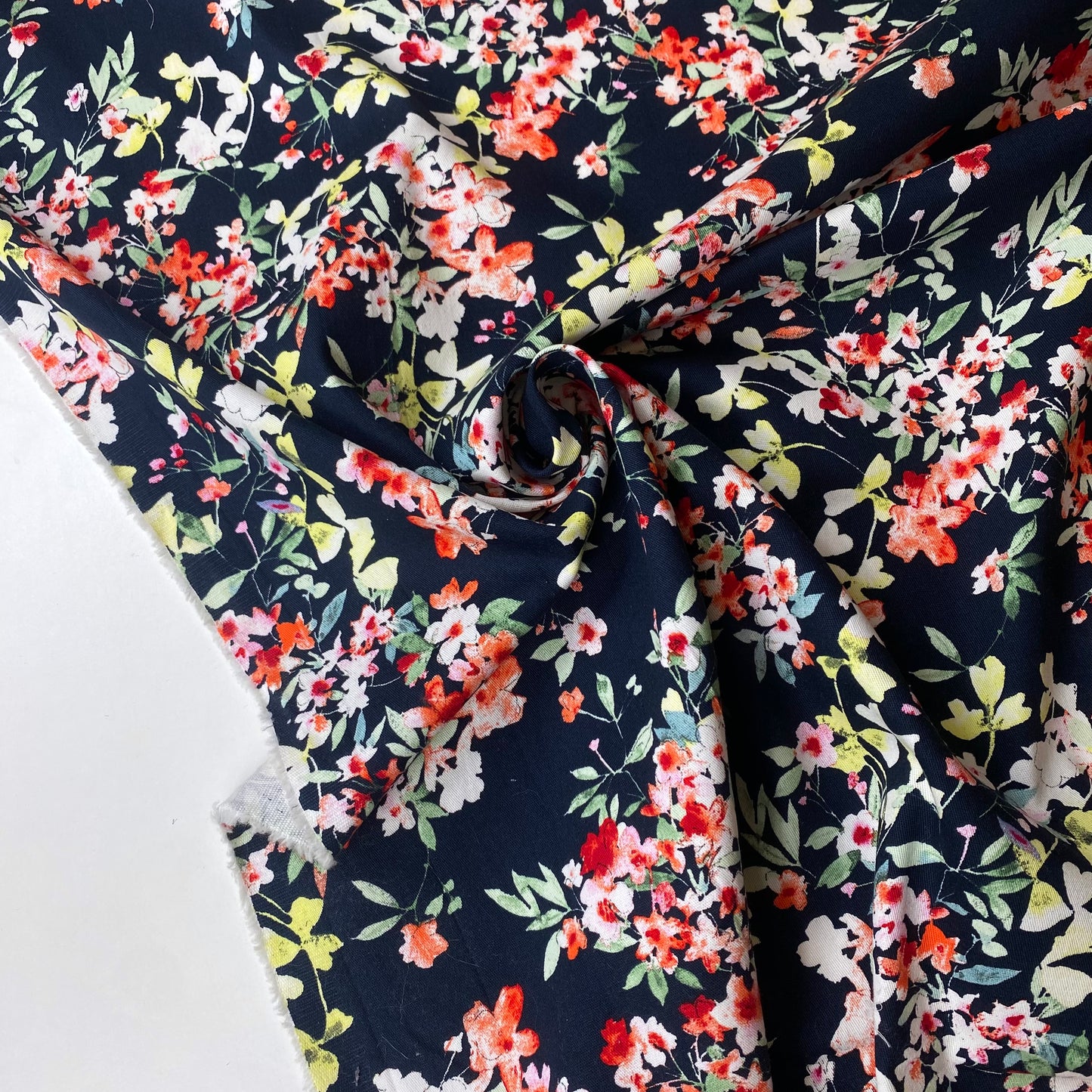 Falda Negra Con Flores Rojas Y Blancas
