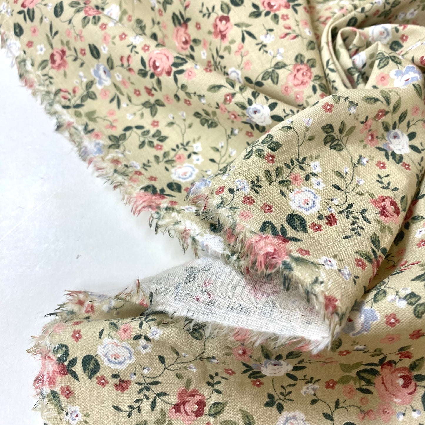 Cambray beige con estampado floral