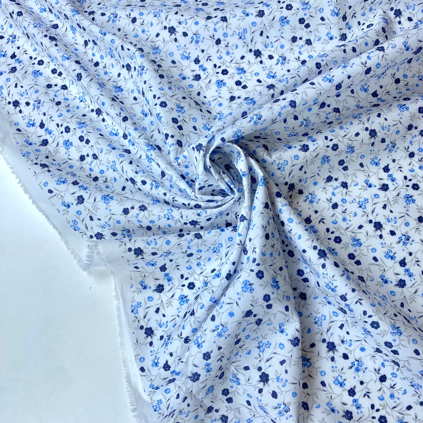 Popelina 100% Algodón Blanca con Flores Azules