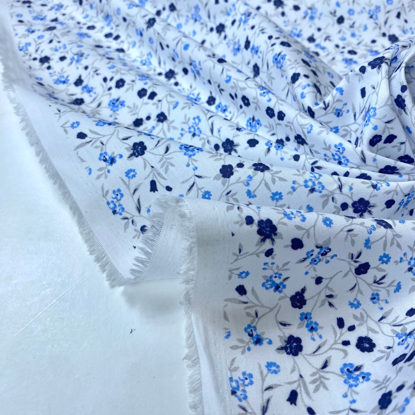 Popelina 100% Algodón Blanca con Flores Azules