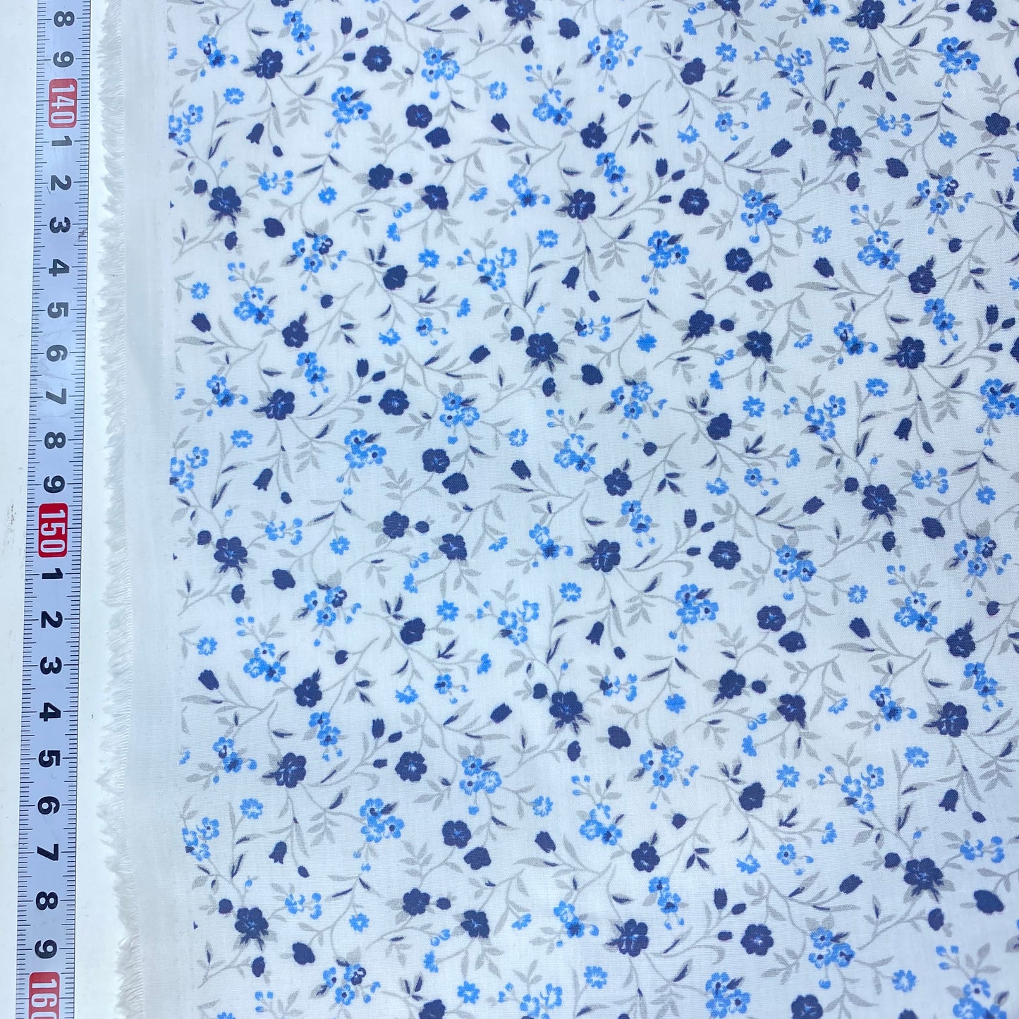 Popelina 100% Algodón Blanca con Flores Azules