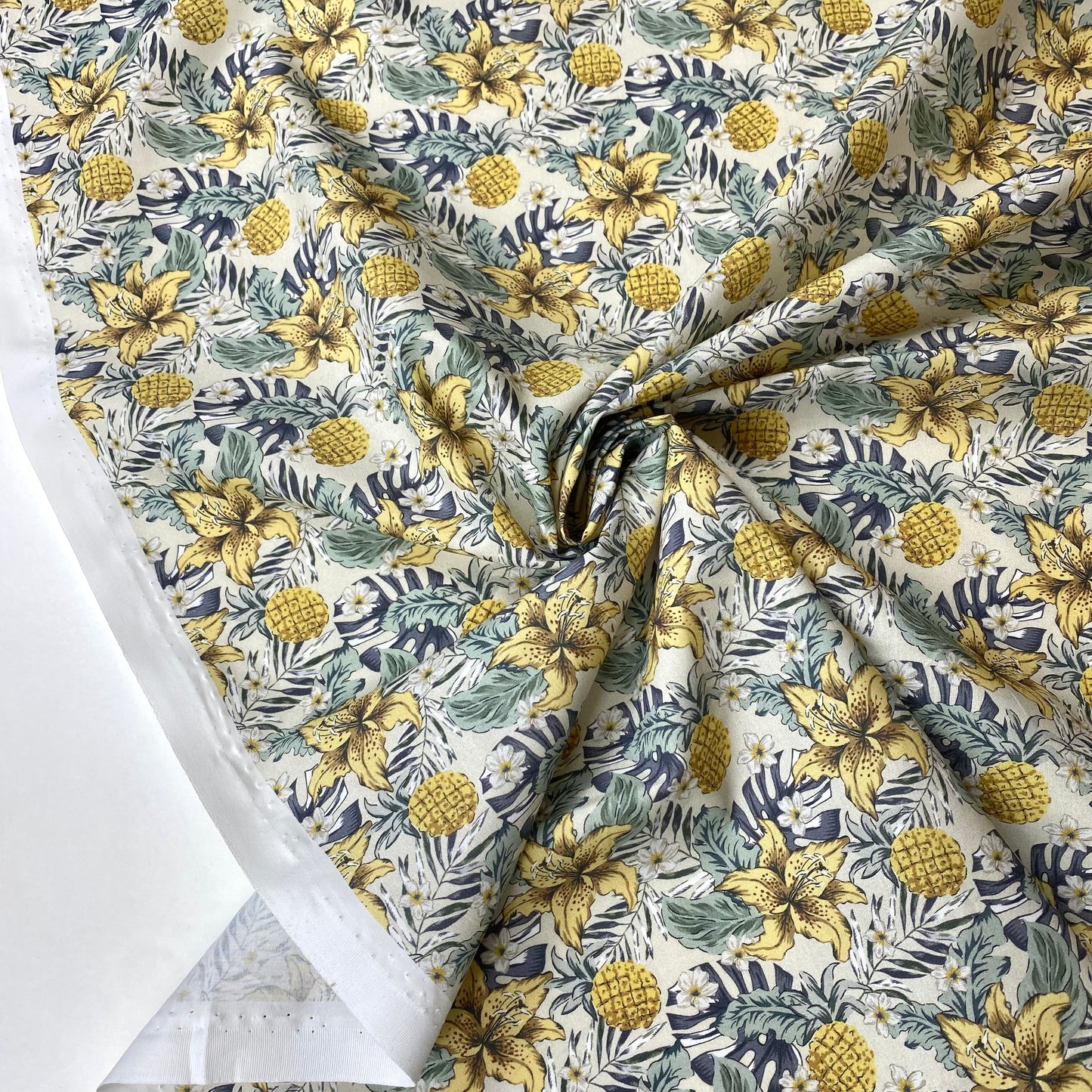 Cambray 100% Algodón Gris Estampado Tropical
