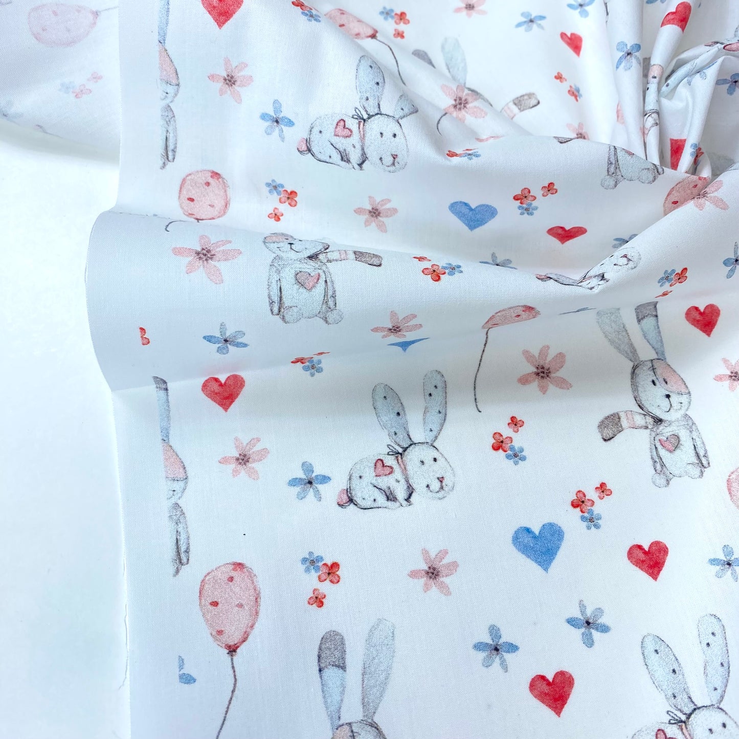 Batista 100% Algodón Blanca Con Conejitos y Corazones