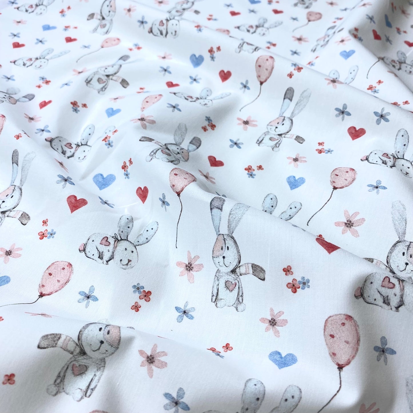 Batista 100% Algodón Blanca Con Conejitos y Corazones