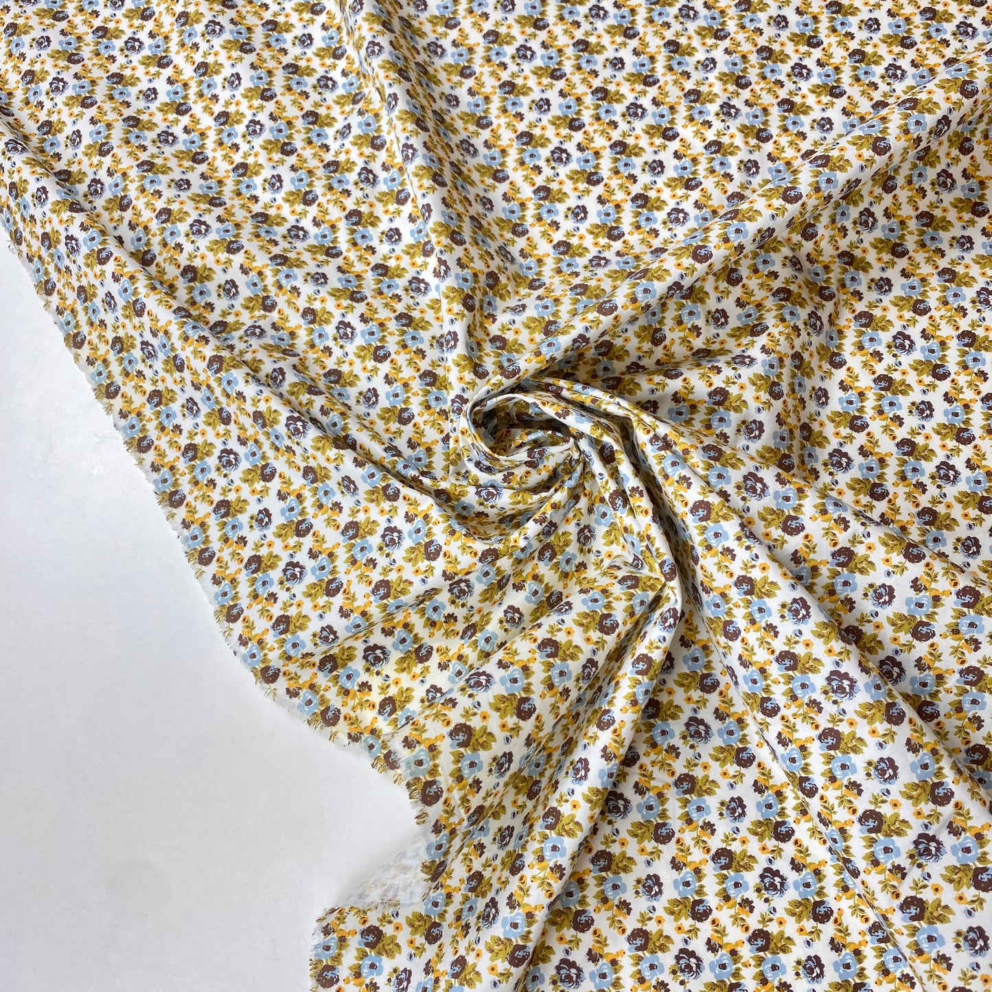 Batista 100% Algodón Blanco Con Flores Marrones, Azules y Verdes