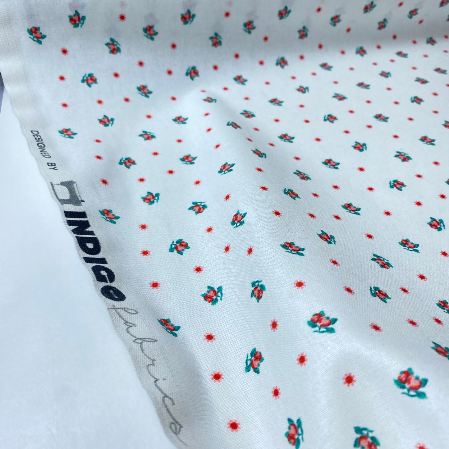 Cambray 100% Algodón Blanco Con Pequeñas Flores Rojo Vivo