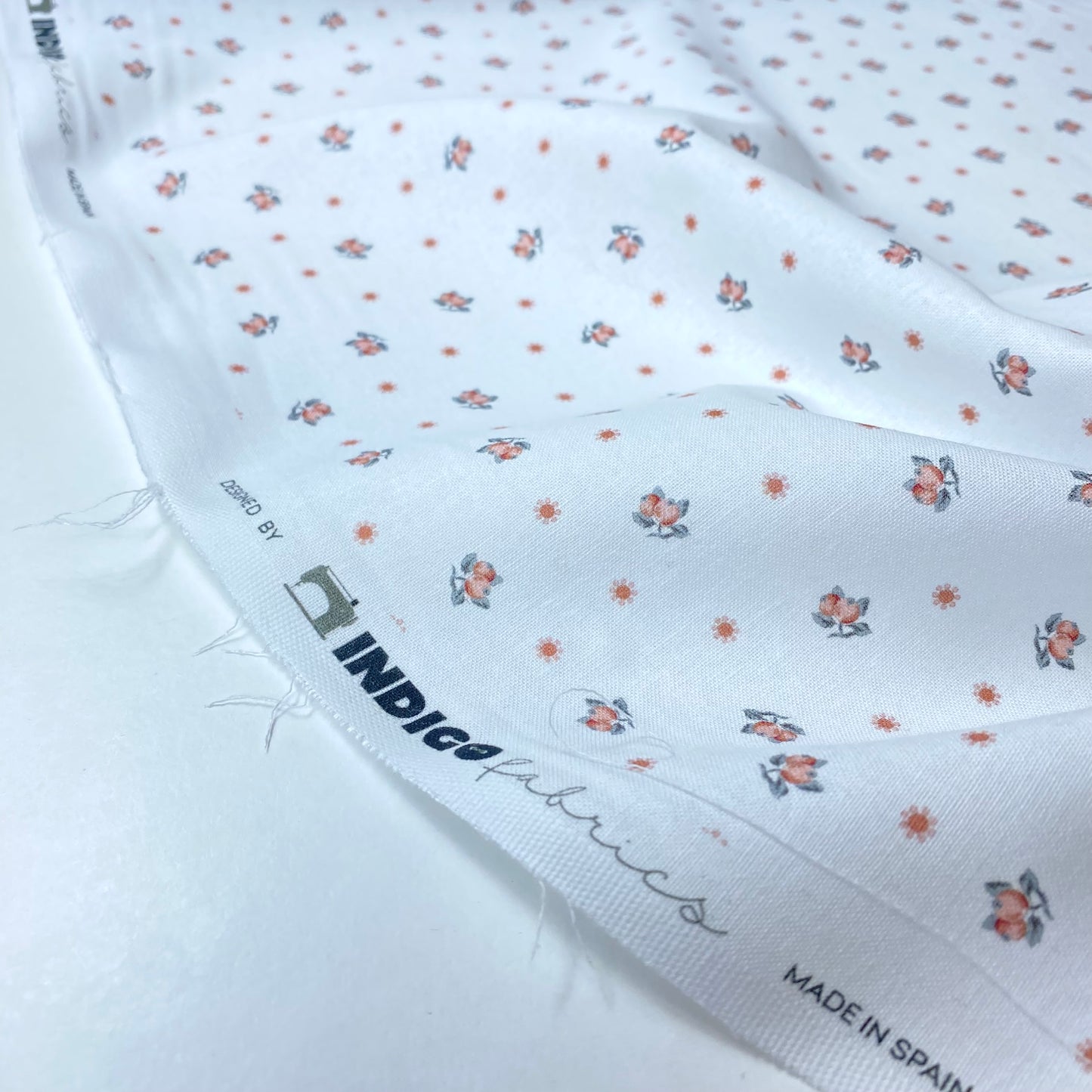 Batista 100% Algodón Blanco con Pequeñas Flores Rojo Difuminado