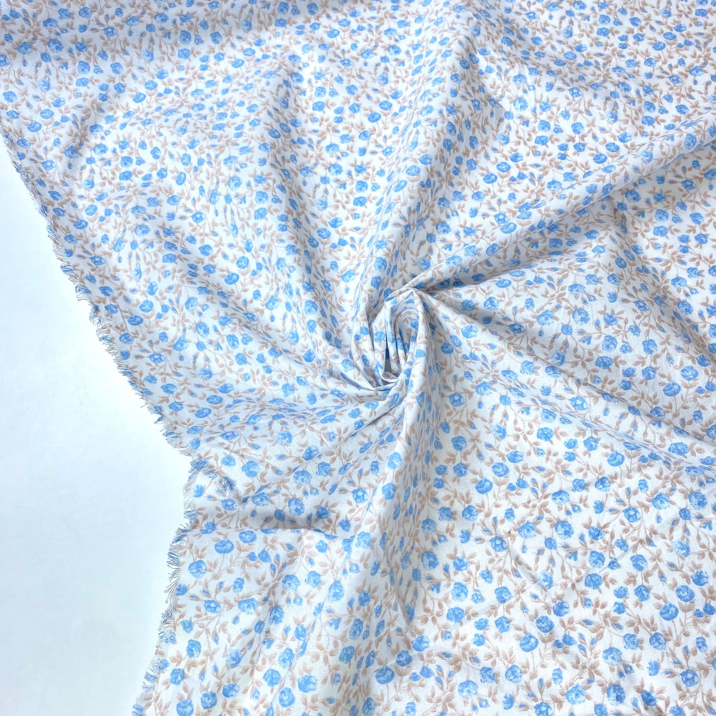 Batista 100% Algodón Blanco Con Pequeñas Flores Azules