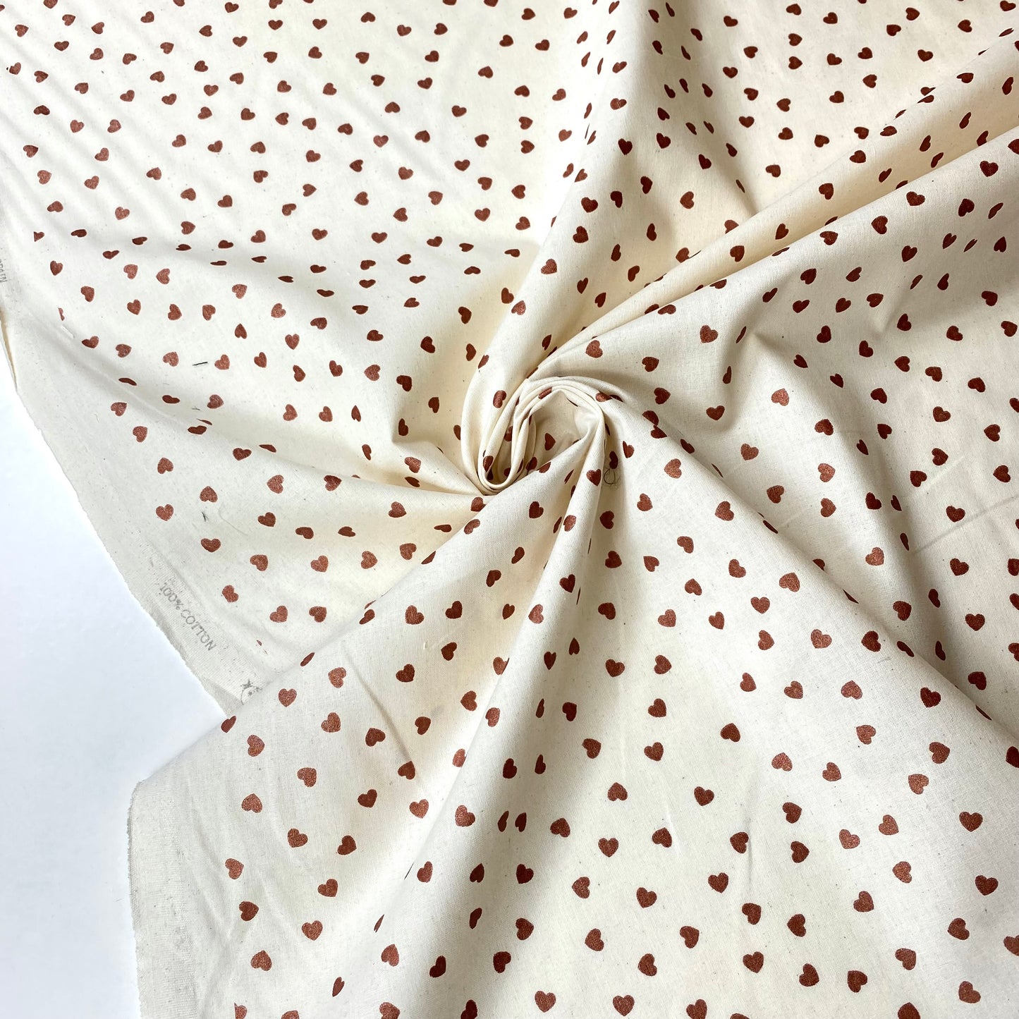 Cambray 100% Algodón Perla con Corazones Marrones