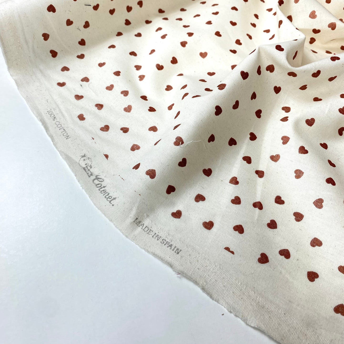 Cambray 100% Algodón Perla con Corazones Marrones