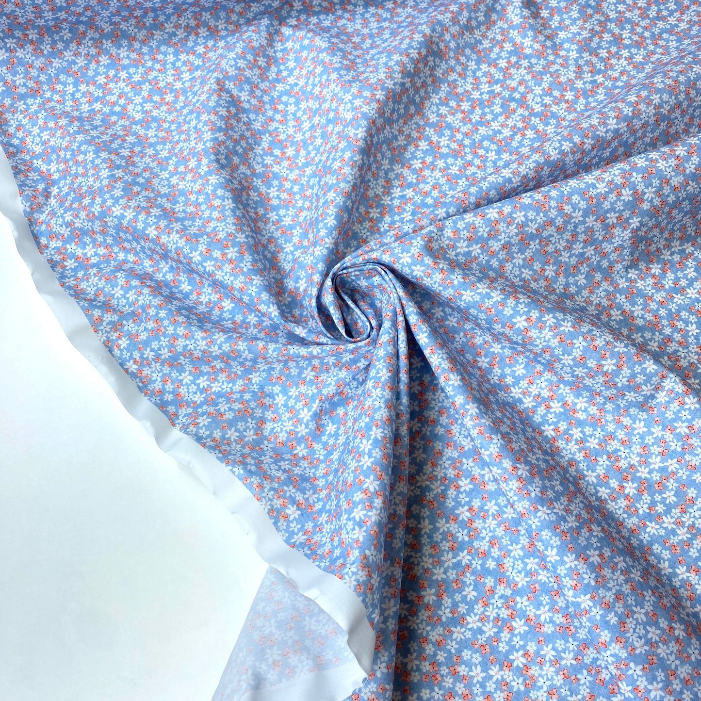 Cambray 100% Algodón Azul Cielo Con Flores Blancas y Rojas