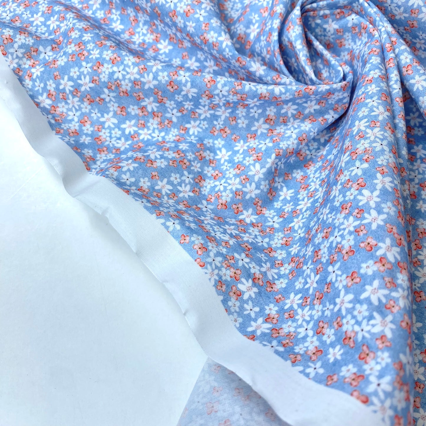 Cambray 100% Algodón Azul Cielo Con Flores Blancas y Rojas