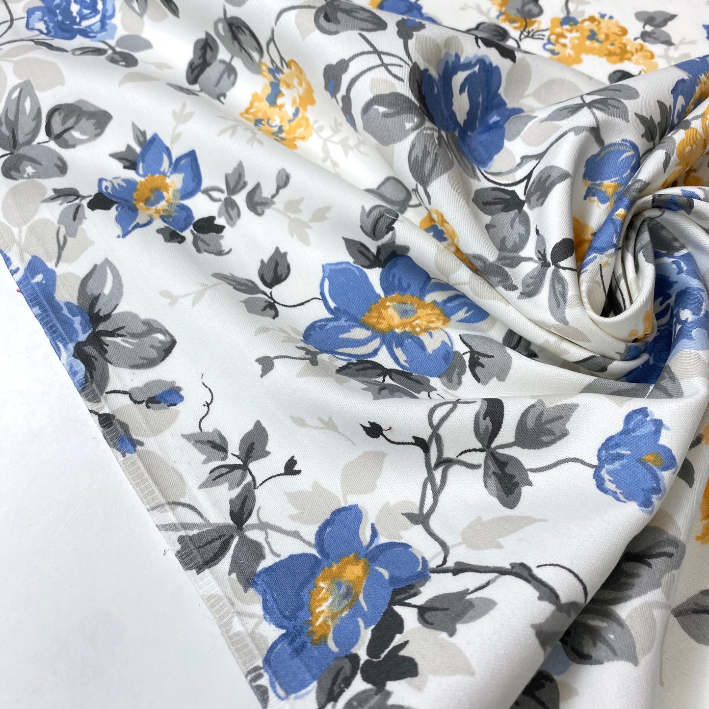 Sarga 100% Algodón Perla Con Flores Azules y Amarillas