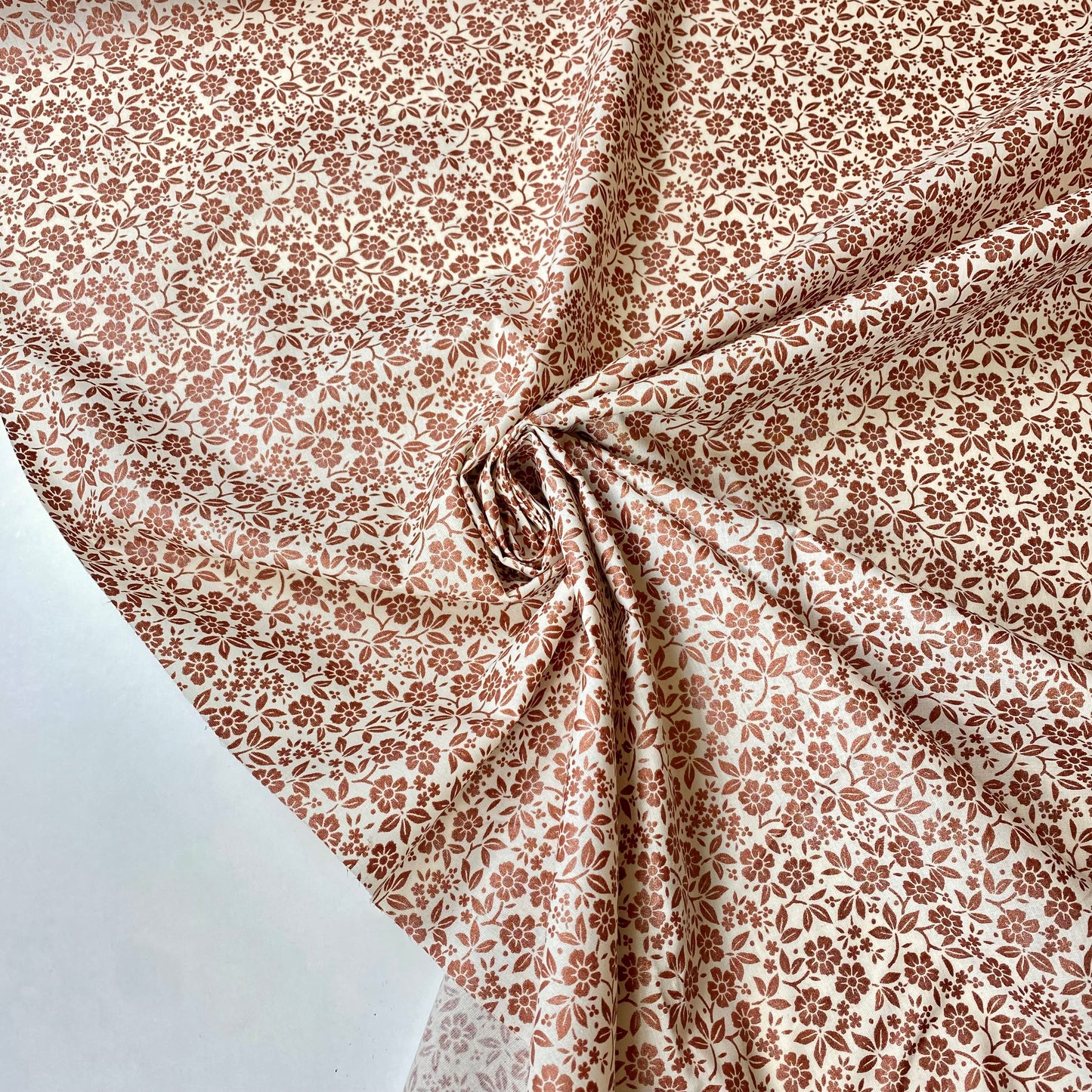 Cambray 100% Algodón Perla Con Flores Marrones