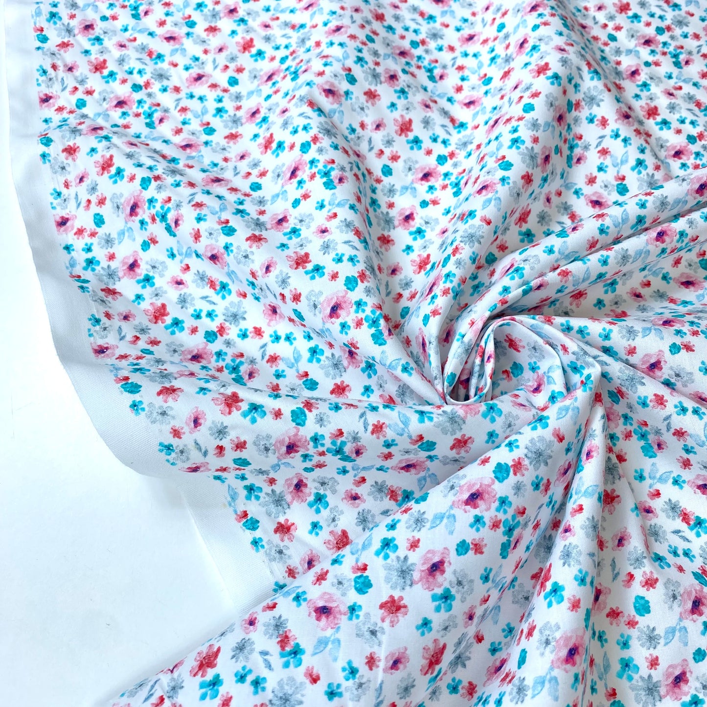 Cambray 100% Algodón Blanco Con Flores Rosas y Azules